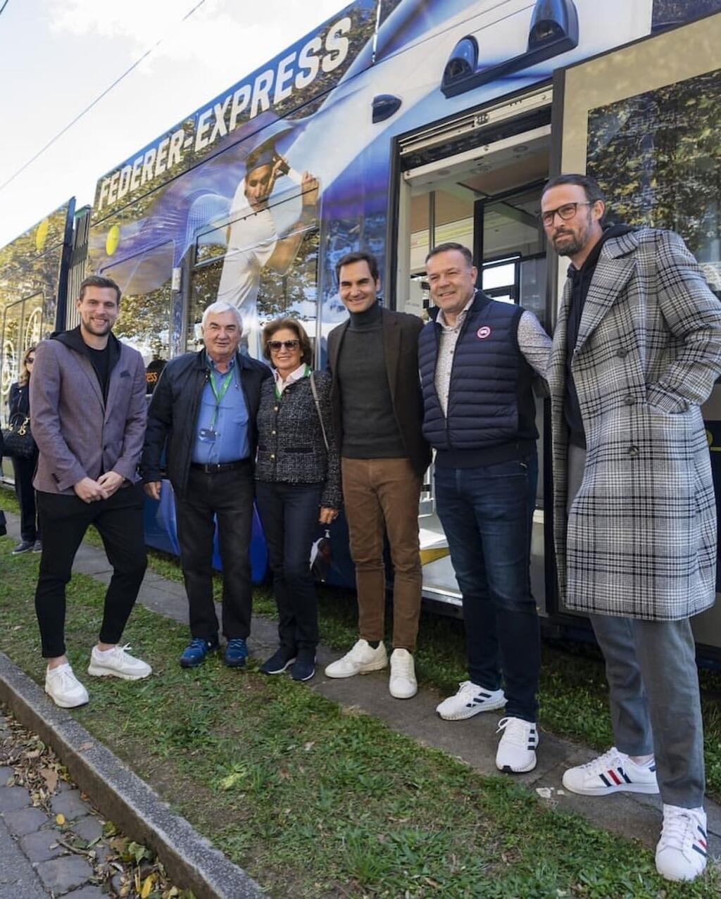 Roger Federer so svojou električkou.