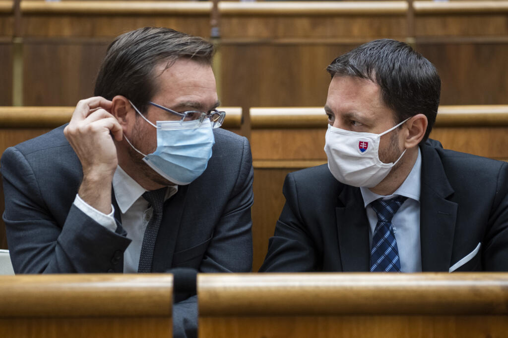 Marek Krajčí ako minister zdravotníctva, Eduard Heger ako minister financií. Snímka je z apríla 2020, keď vláda v parlamente obhajovala svoje programové vyhlásenie. FOTO TASR - Jaroslav Novák