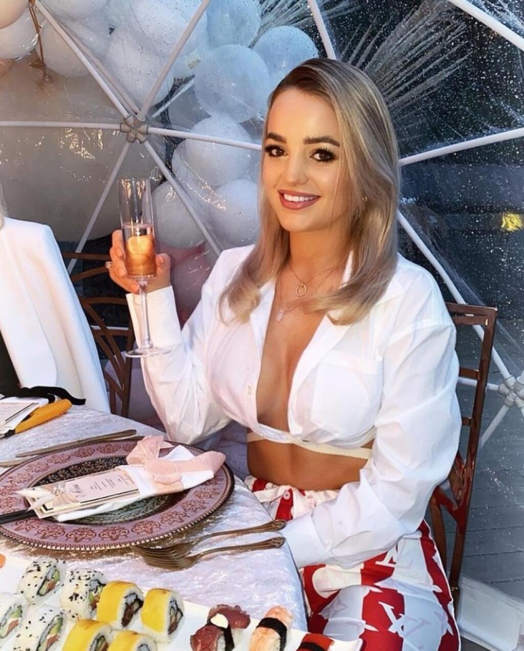 Snúbenica anglickej brankárskej jednotky Jordana Pickforda Megan.