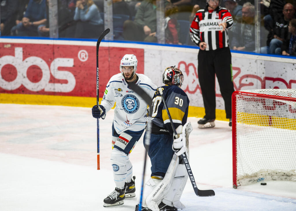 Na snímke zľava Filip Krivošík (Nitra) a brankár Anthony Peters (Slovan) počas piateho zápasu finále Kaufland play off Tipos extraligy HC Slovan Bratislava - HK Nitra v Bratislave v piatok 29. apríla 2022. FOTO TASR - Jakub Kotian