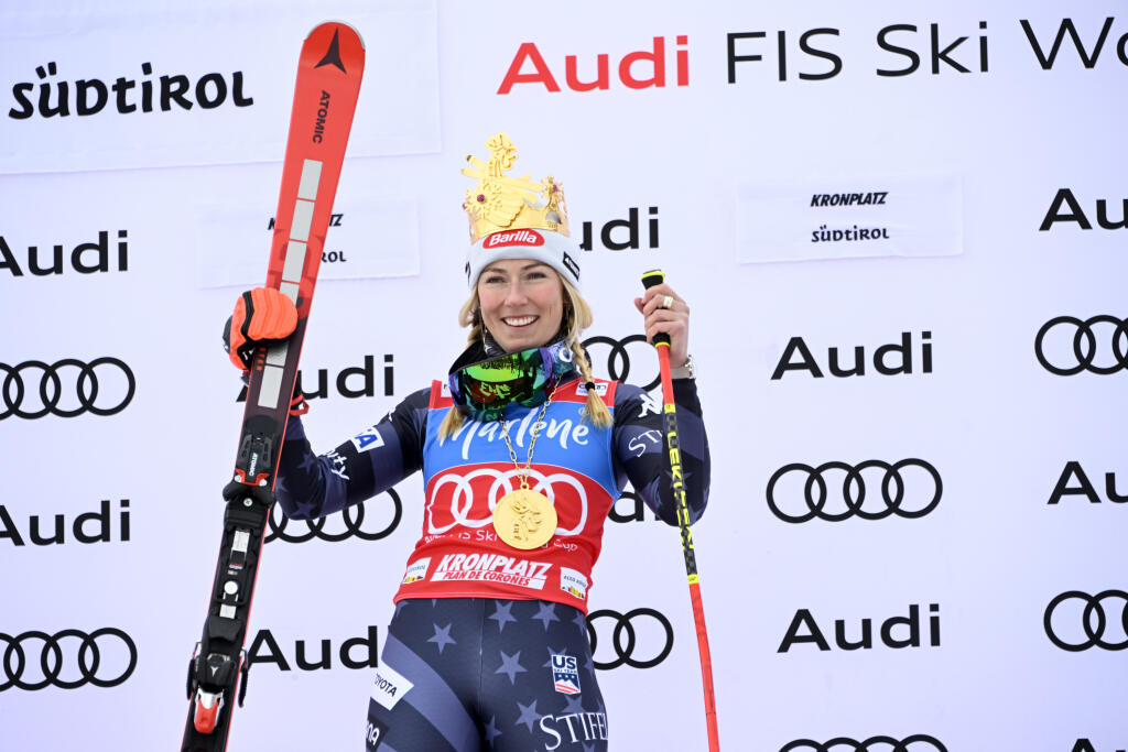 Šťastná Shiffrinová na pódiu.