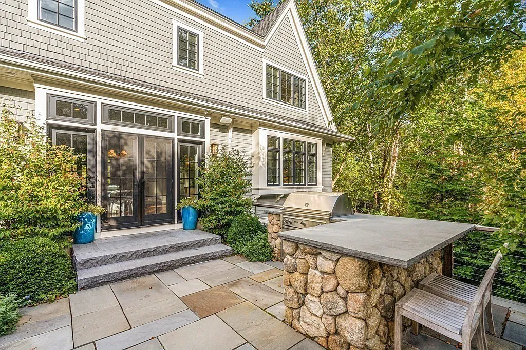 Podľa webu truepeoplesearch.com Zdeno aj jeho manželka bývajú v meste Weston západne od Bostonu. Luxusná vila vo vychytenej štvrti podľa realitného portálu zillow.com má hodnotu 4 milióny dolárov.