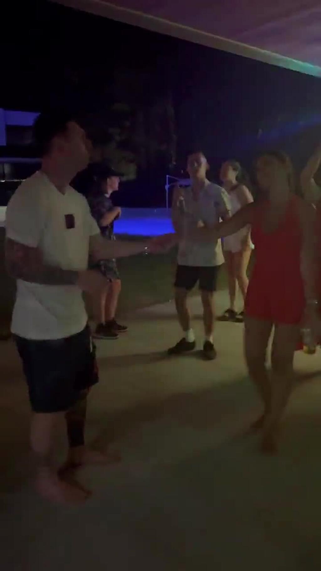 FOTO Messiho žena provokovala na verejnosti: Preboha, to čo má za sukňu