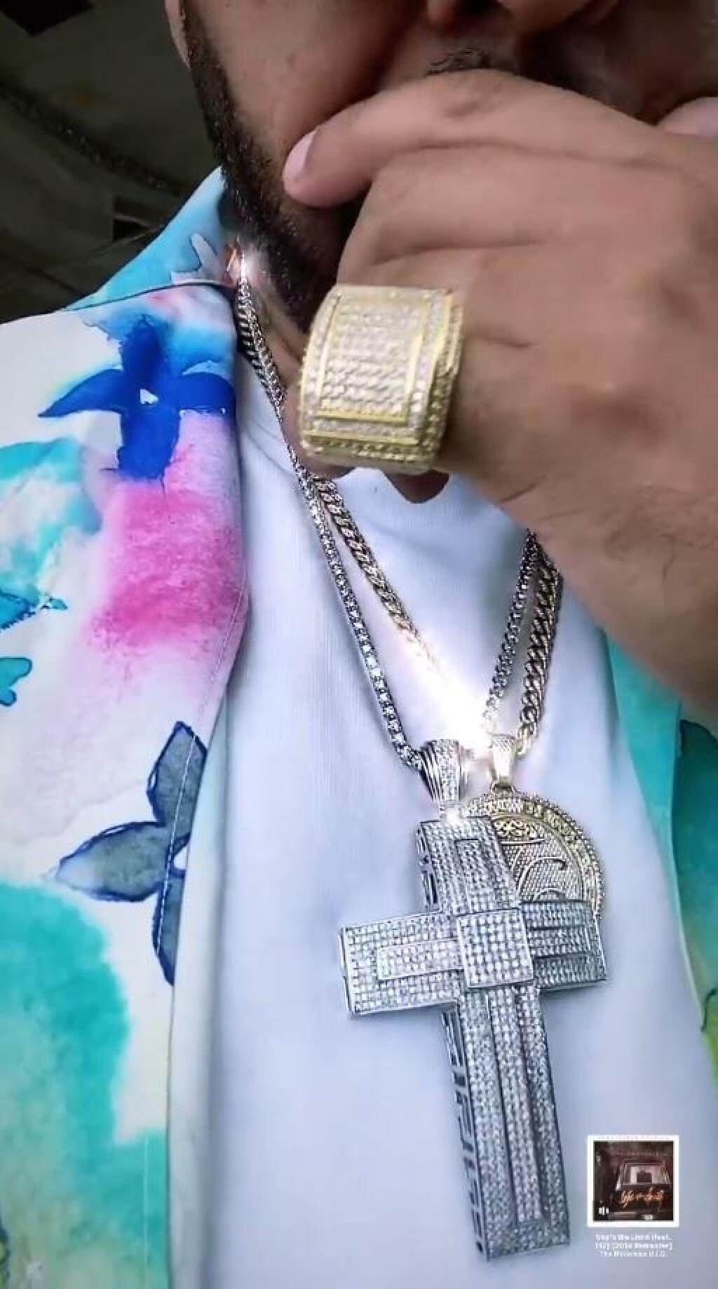 Rytmus v Chorvátsku predviedol luxusný outfit aj šperky.