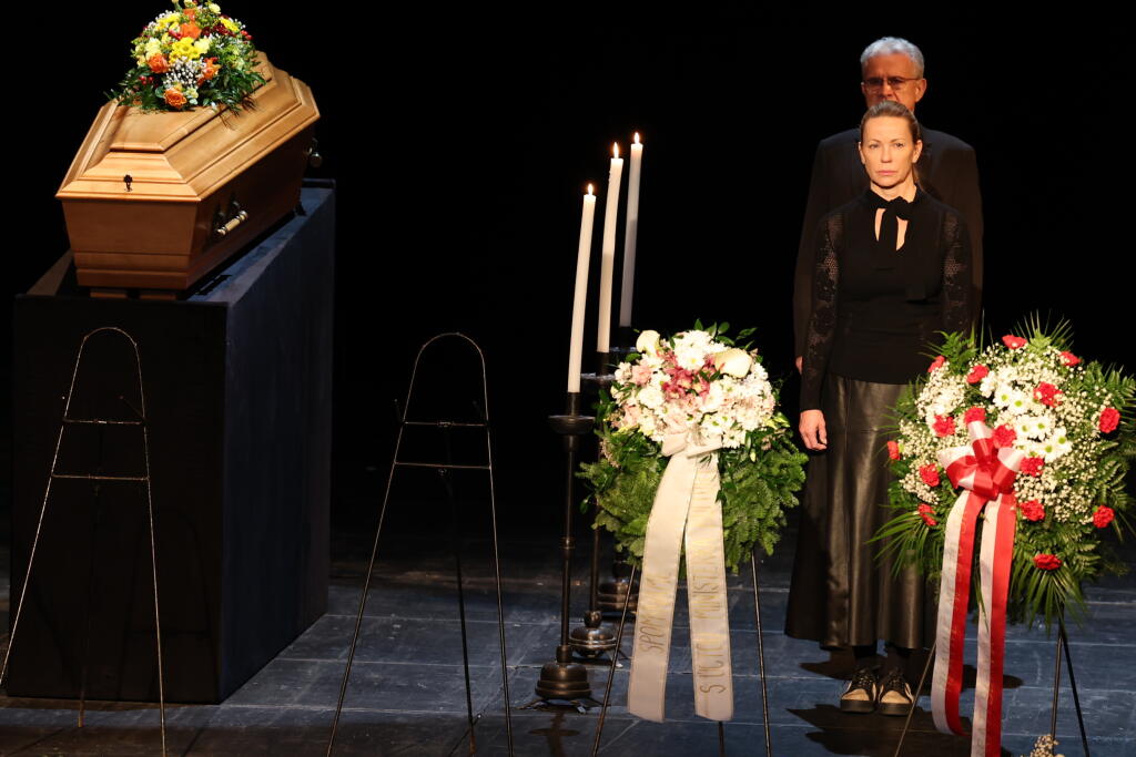Posledná rozlúčka s Marínou Kráľovičovou. Pri truhle stoja Diana Mórová, Jozef Vajda, Štefan Bučko a Vladimír Obšil.