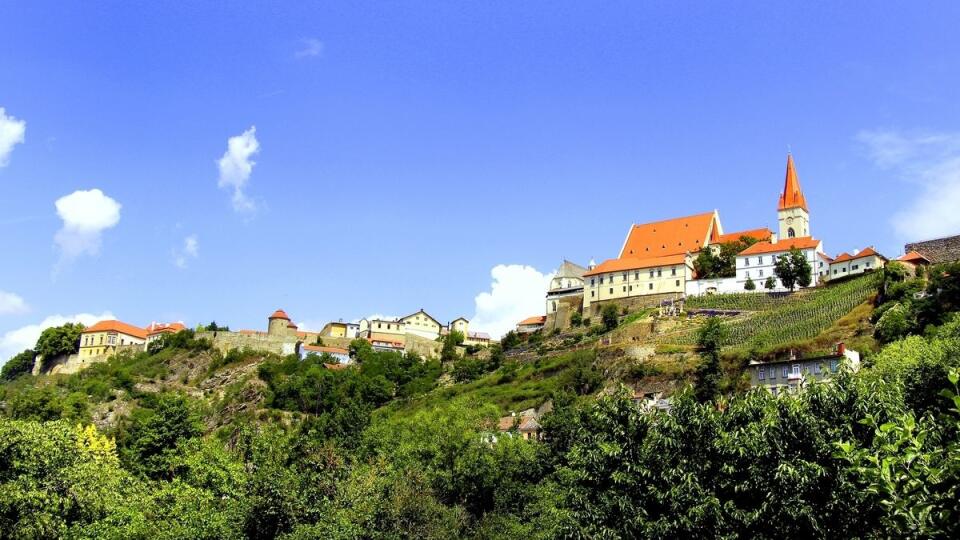 Radničná veža odrazená v skle obchodného domu Baťu viaže na seba povedačku Znojmo, Znojmo vidím ťa dvojmo, lebo tu aj bez toho, aby ste sa opili, vidíte dvakrát.