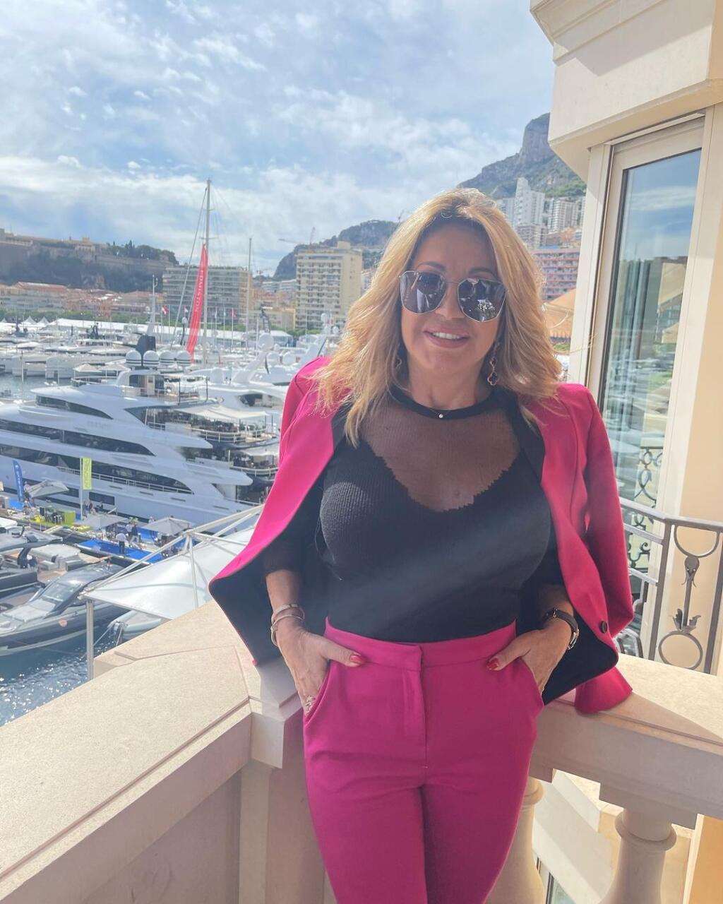 Carmen Geiss (57) doteraz pútala pozornosť svojou dlhou blond hrivou, no teraz sa manželka milionára rozhodla počas návštevy kaderníka zmeniť svoj štýl. Fanúšikov na sociálnej sieti instagram prekvapila radikálnou premenou, keď si nechala ostrihať svoje dlhé vlasy.