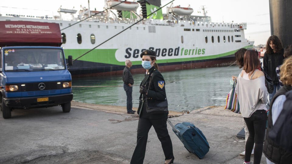 KK20 Piraeus - Cestujúci s ochrannými rúškami vystupujú z trajektu z Kréty v aténskom prístave Piraeus 25. mája 2020. Grécko v snahe opätovne oživiť turistický ruch obnovilo v pondelok - po viac než dvoch mesiacoch - pravidelnú prepravu na ostrovy v Egejskom a Iónskom mori, kam sa turisti budú môcť z pevniny dostať trajektom aj letecky. V celej krajine sa takisto otvárajú reštaurácie, kaviarne a bary. FOTO TASR/AP
Passengers wearing face masks to curb the spread of the coronavirus disembark a fe