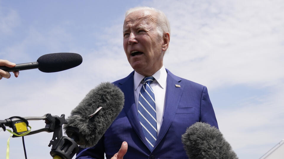 Andrewsova vojenská základňa - Americký prezident Joe Biden odpovedá na otázky novinárov pred odletom do Los Angeles na Summitu Amerík na Andrewsovej vojenskej základni 8. júna 2022. Biden sa koncom júna stretne so spojencami v Nemecku a Španielsku. Cieľom oboch zastávok je "udržať pohromade krehkú koalíciu" proti ruskej invázii na Ukrajine. FOTO TASR/AP