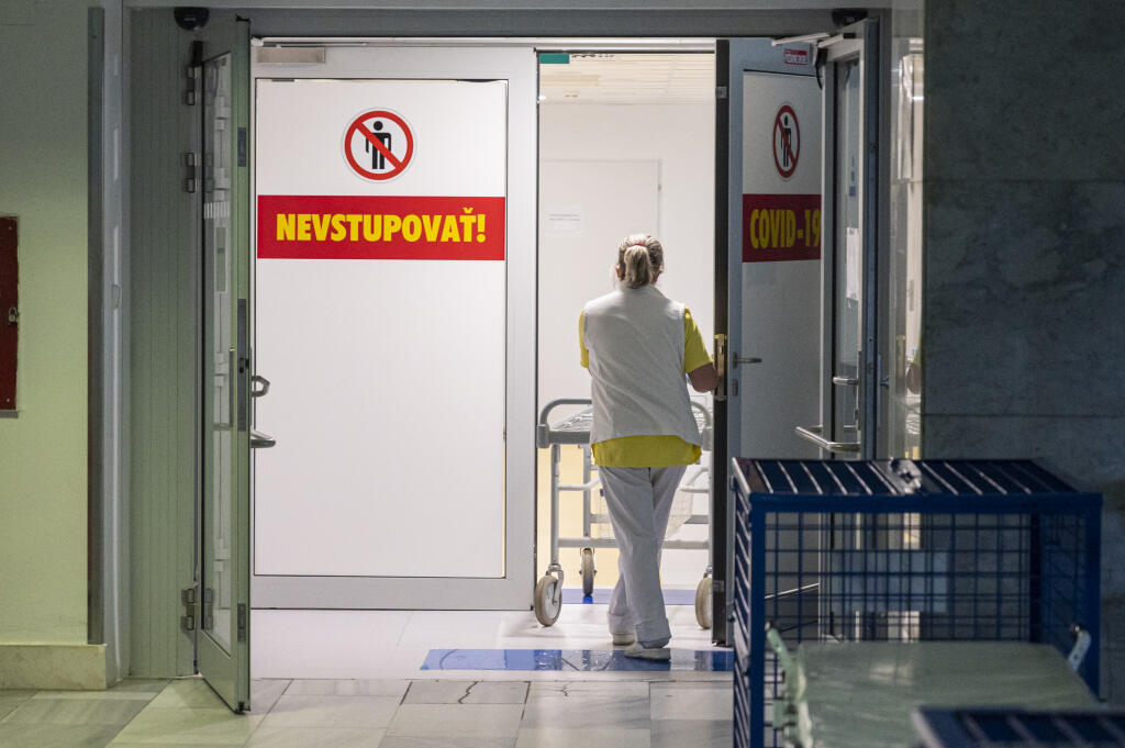 Na snímke zdravotná sestra vchádza na COVID-19 oddelenie v Nemocnici Poprad. Poprad, 20. novembra 2021. FOTO TASR - Michal Svítok