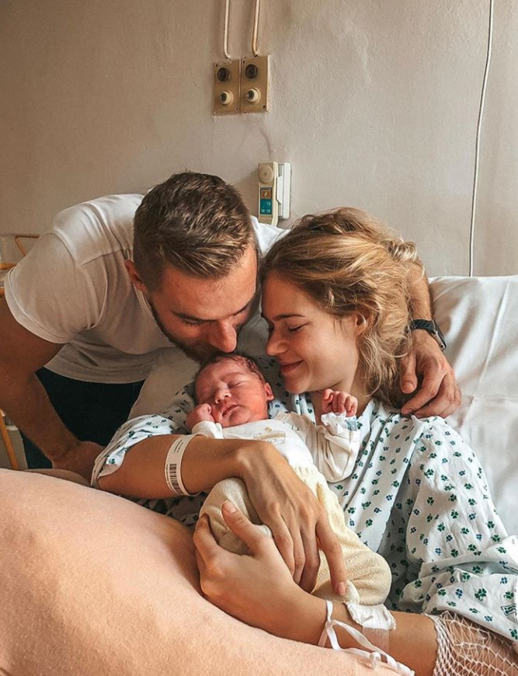 Reprezentačný hokejista Adam Jánošík a jeho priateľka Alexandra sa v minulom roku stali hrdými rodčimi synčeka Alexa.