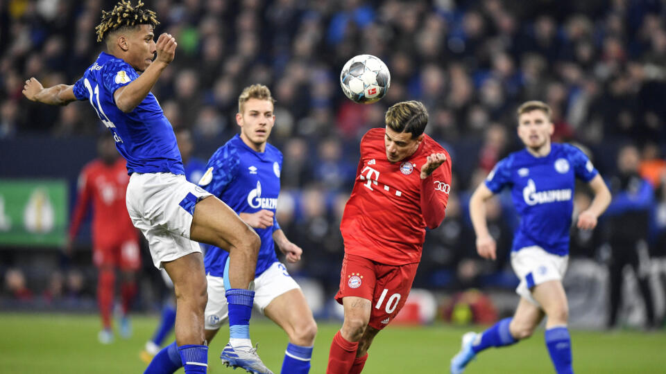 JB 29 Gelsenkirchen - Hráč Schalke Jean-Clair Todibo (vľavo) v súboji s Philippem Coutinhom z Bayernu v zápase štvrťfinále Nemeckého pohára FC Schalke 04 - Bayern Mníchov v Gelsenkirchene 3. marca 2020. FOTO TASR/AP
Schalke's Jean-Clair Todibo, left, and Bayern's Philippe Coutinho challenge for the ball during the German soccer cup, DFB Pokal, quarter-final match between FC Schalke 04 and Bayern Munich in Gelsenkirchen, Germany, Tuesday, March 3, 2020. (AP Photo/Martin Meissner)
