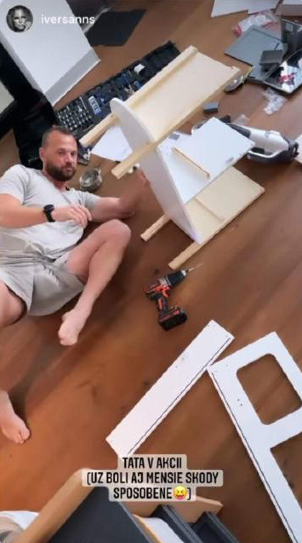 Náš útočník sa pri skladaní aj poriadne zapotil, no nakoniec to zvládol.
