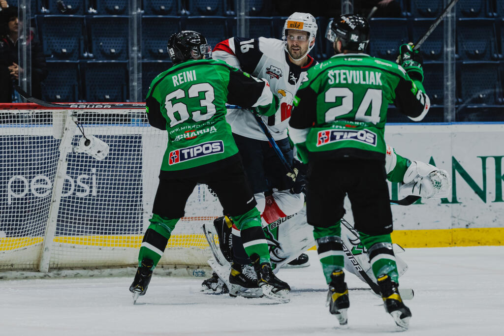 Na snímke Andrew Yogan (Slovan) a Roope Reini (Nové Zámky) počas zápasu 11.kola základnej časti hokejovej Tipos Extraligy medzi HC Slovan Bratislava a HC Nové Zámky.