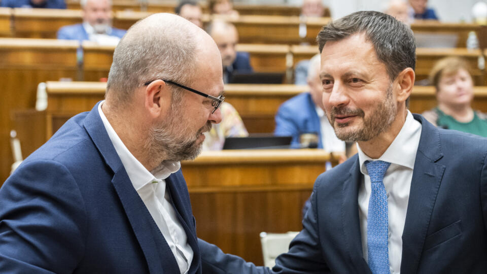 Na snímke zľava poslanec NRSR Richard Sulík (SaS) a predseda vlády SR Eduard Heger (OĽaNO)  počas 73. schôdze NRSR o odvolaní ministra financií SR Igora Matoviča v Bratislave 28. septembra 2022. FOTO TASR - Jaroslav Novák