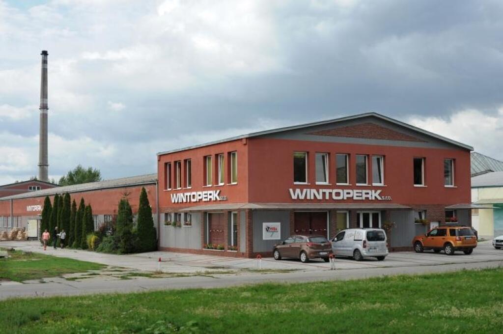 Topánky pohltili celú rodinu. Obúva poštárov i autobrandžu