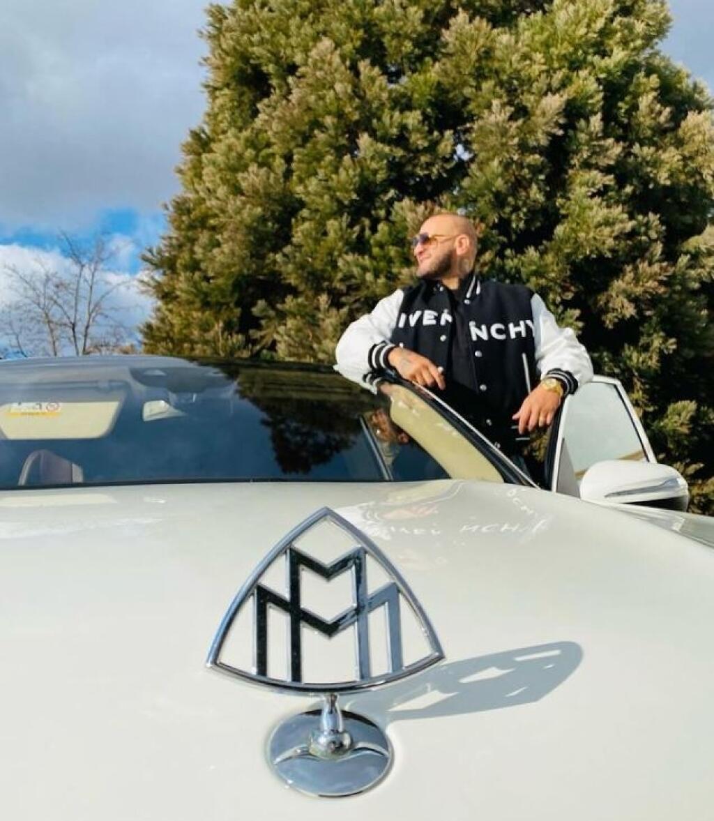 Rytmus patrí medzi našich najbohatších raperov. Na Instagrame sa prezentuje luxusom a rád hovorí, že práve takto motivuje mladých ľudí, aby sa dostali zhora nadol.