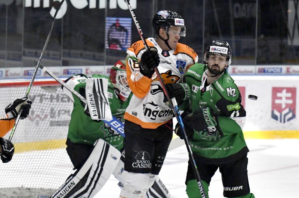 Na snímke vľavo hráč HK Dukla Ingema Michalovce Andrej Kukuča a vpravo hráč HC Nové Zámky Matúš Holenda počas zápasu 1. kola Tipos extraligy HK Dukla Ingema Michalovce - HC Nové Zámky 24. septembra 2021 v Michalovciach. FOTO TASR – Roman Hanc