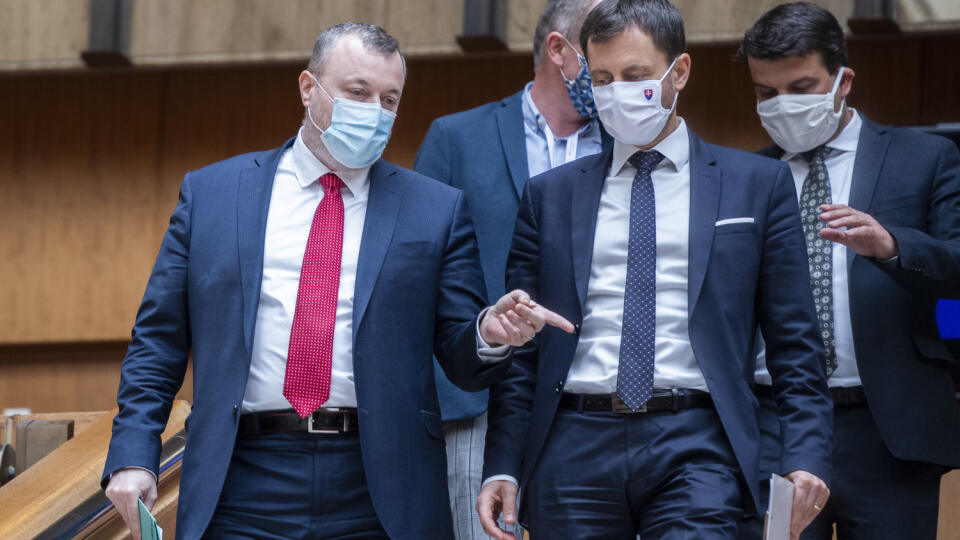 Na snímke zľava v popredí minister práce, sociálnych vecí a rodiny SR Milan Krajniak (Sme rodina) a minister financií SR Eduard Heger (OĽaNO) prichádzajú na tlačovú konferenciu k rozšíreniu pomoci pre zamestnávateľov a zamestnancov v čase mimoriadnej situácie na Slovensku pred 10. rokovaním vlády SR v Bratislave 14. apríla 2020. FOTO TASR - Jaroslav Novák