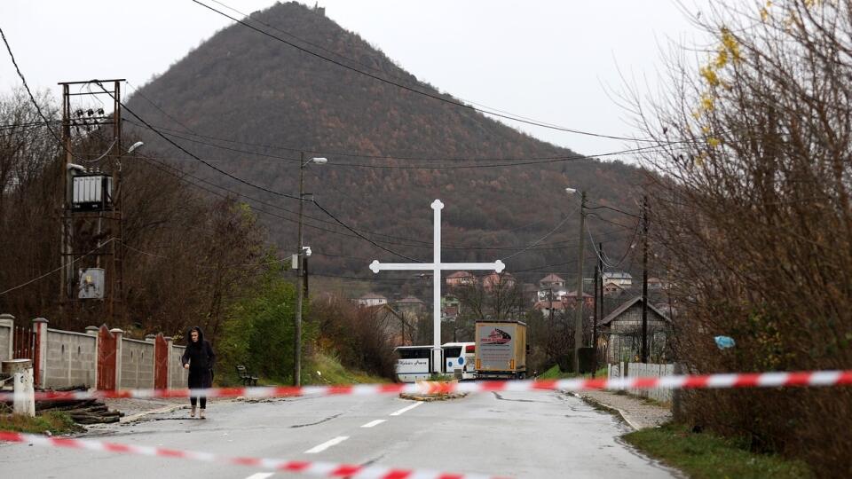 Napätie v Kosove RASTIE: Na severe, kde žijú najmä etnickí Srbi, sa v noci na nedeľu ozývala streľba a výbuchy, obyvatelia zablokovali aj niekoľko ciest.