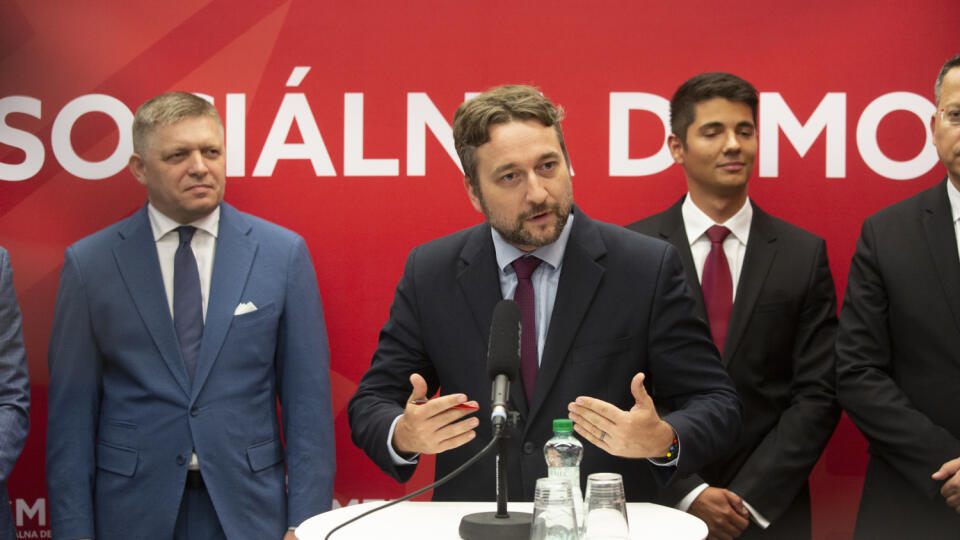 Pracovný snem strany SMER-SD na Súmračnej ulici v BA
Na obr: predsedníctvo Smer-SD
Marián Saloň, Richard Takáč, Róbert Fico, Erik Kaliňák, Ladislav Kamenický, Juraj Blanár