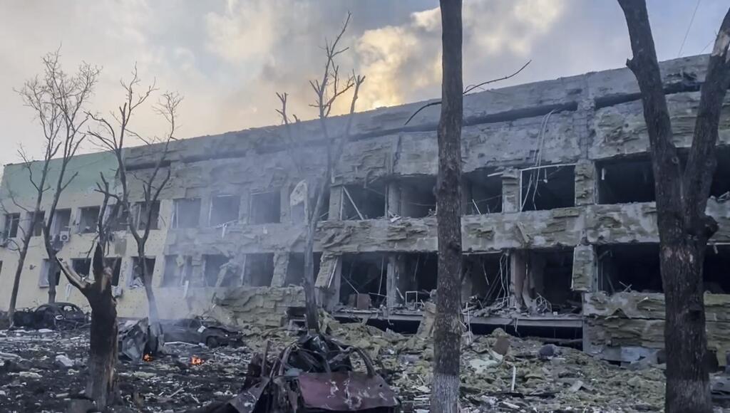 KK24 Mariupol - Na videosnímke budova nemocnice po ostreľovaní v Mariupole počas štrnásteho dňa ruskej invázie na Ukrajine v stredu 9. marca 2022. Ruská armáda pri stredajšom ostreľovaní ukrajinského mesta Mariupol zasiahla a zničila detskú nemocnicu a pôrodnicu, tvrdia miestni činitelia aj ukrajinský prezident Volodymyr Zelenskyj. TASR túto informáciu prevzala zo stanice Sky News. FOTO TASR/AP  

This image taken from video issued by Mariupol City Council shows the aftermath of Mariupol Hospita