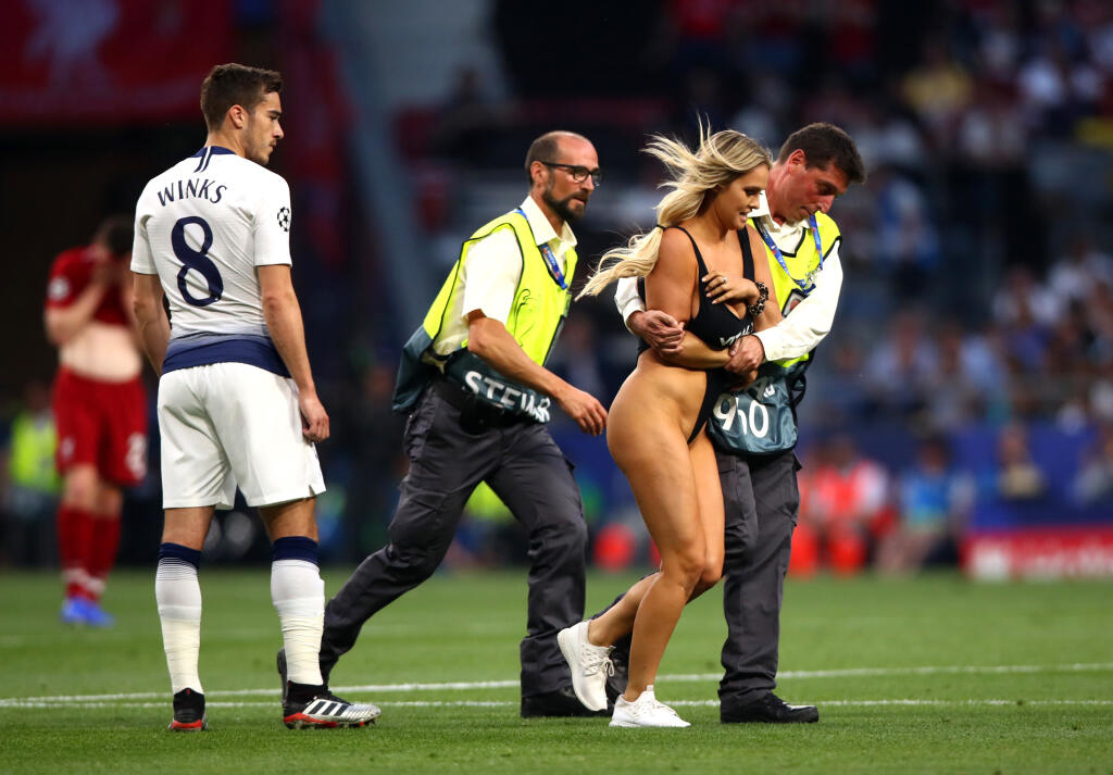 Finále Ligy majstrov medzi Tottenhamom Hotspur a FC Liverpool veľa futbalového vzruchu neprinieslo. Fanúšikov zaujala predovšetkým narušiteľka zápasu, ktorá mala na ihrisku menšiu nehodu s plavkami a futbalovým hviezdam ukázala aj to, čo nechcela.