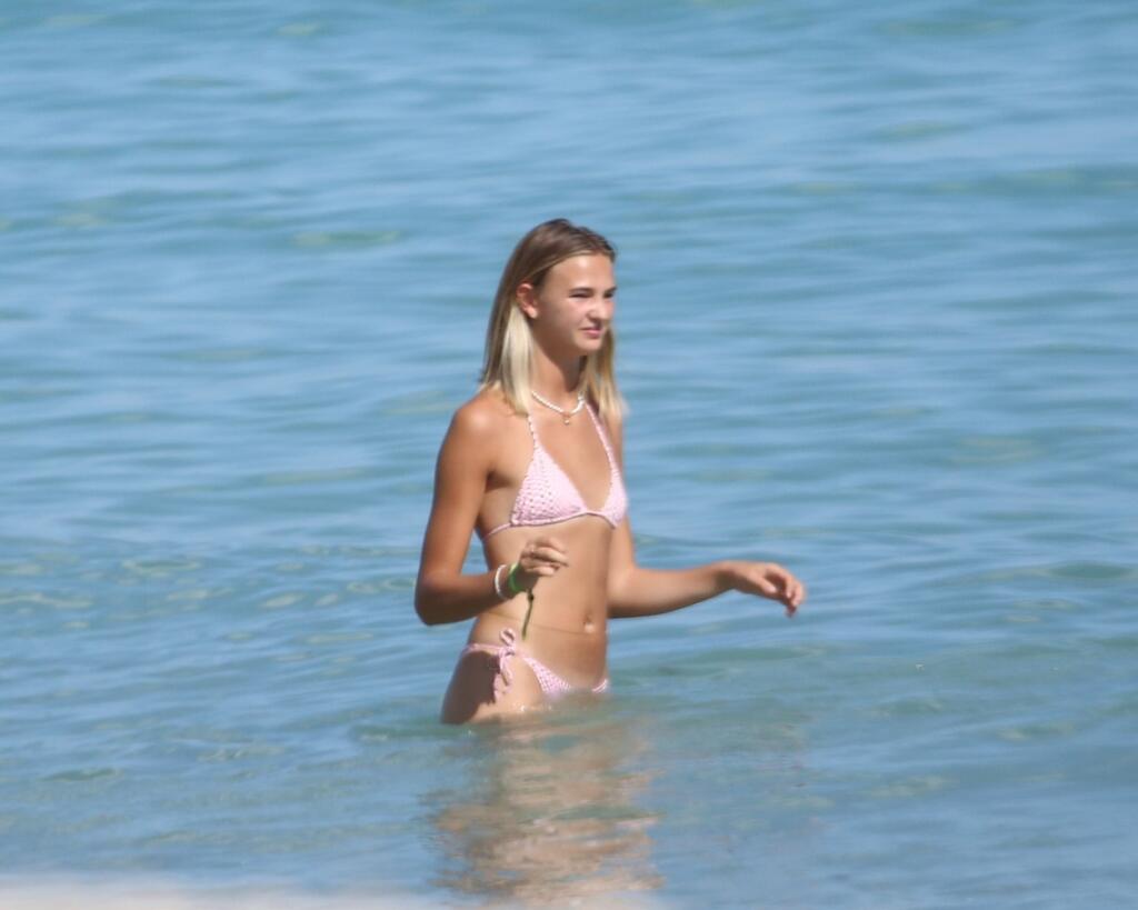 Romeo Beckham si s priateľkou Miou odskočil na pláž. . Modelka ukázala postavu v plavkách,