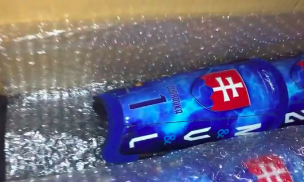 Naši hráči pri rozbalovaní luxusných chráničov.