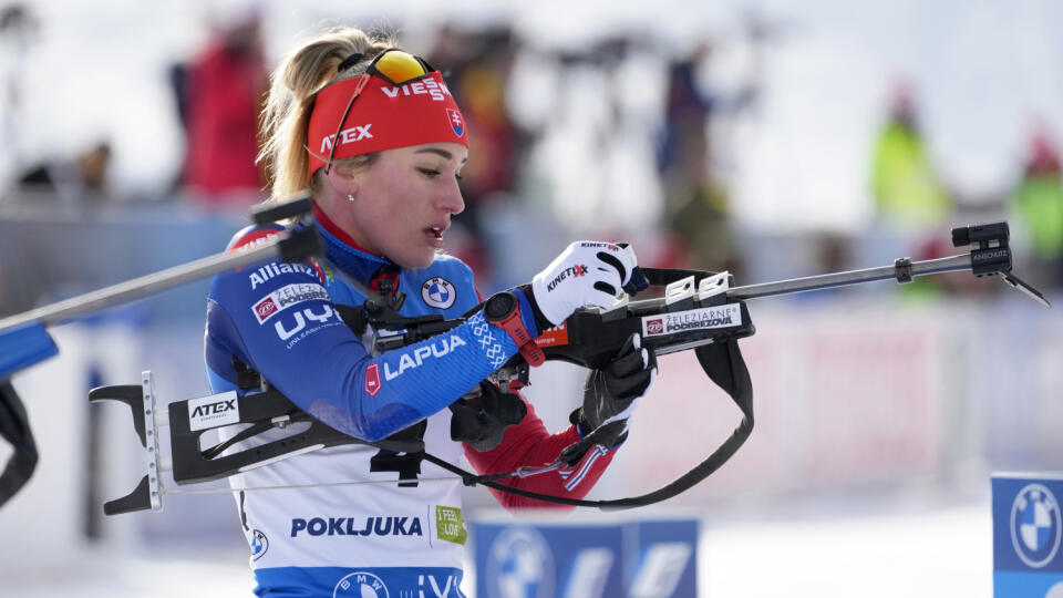 EBE 22 Pokljuka - Na snímke slovenská reprezentantka Paulína Bátovská Fialková pri streľbe v stíhacích pretekoch na 10 km na podujatí Svetového pohára v slovinskej Pokljuke v sobotu 7. januára 2023. Fialková obsadila štvrté miesto a na víťaznú Švédku Elviru Öbergovú stratila 31 sekúnd po dvoch chybách na strelnici. FOTO TASR/AP
Paulina Batovska Fialkova, of Slovakia, competes in the women 10km pursuit competition at the Biathlon World Cup event in Pokljuka, Slovenia, Saturday, Jan. 7, 2023. (AP