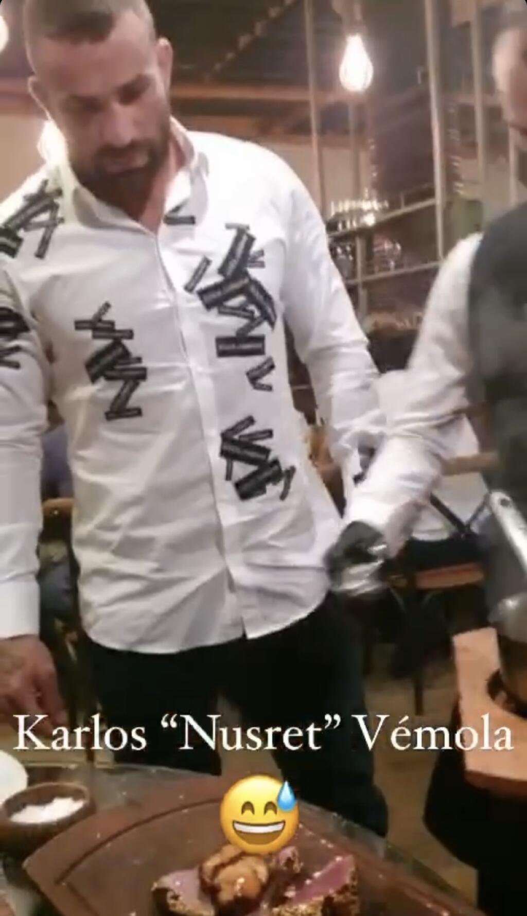 Bojovník MMA mal zjavne dobrú náladu. Kúsok, ktorý mu pristal na stole, stojí aj 300 eur.