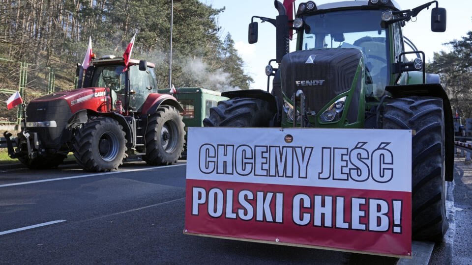 Na snímke nápis Chceme jesť poľský chlieb je pripevnený na jednom z traktorov počas protestu poľských farmárov, ktorí blokujú cestu neďaleko hraničného priechodu s Nemeckom v poľskej obci Swiecko v utorok 19. marca 2024. Poľskí farmári blokovali v pondelok dva hraničné priechody s Nemeckom, oznámila poľská polícia.