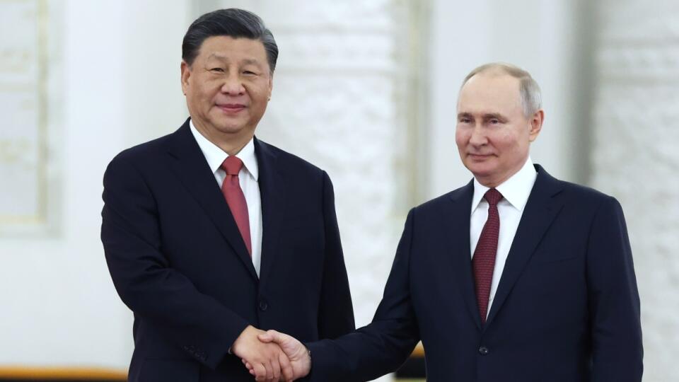 KK10 Moskva - Ruský prezident Vladimir Putin (vpravo) a čínsky prezident Si Ťin-pching si podávajú ruky počas uvítacieho ceremoniálu 21. marca 2023 v Moskve. FOTO TASR/AP
Russian President Vladimir Putin, right, and Chinese President Xi Jinping pose for a photo during an official welcome ceremony at The Grand Kremlin Palace, in Moscow, Russia, Tuesday, March 21, 2023. (Sergei Karpukhin, Sputnik, Kremlin Pool Photo via AP)