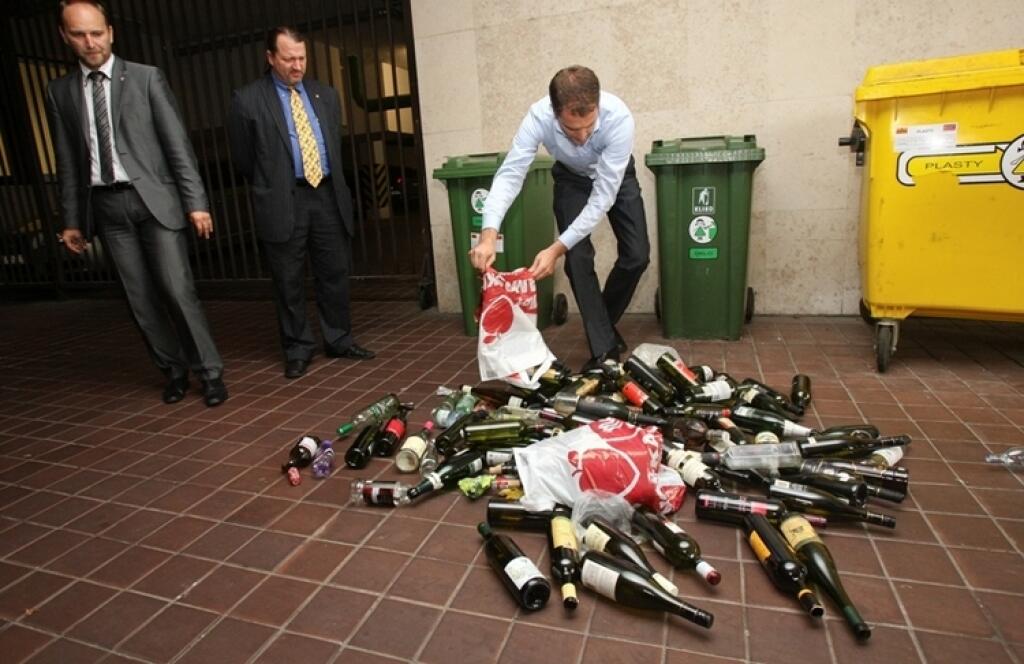 Igor Matovič upozornil na zaujímavý objav, ktorý vraj našla upratovačka. V parlamentných košoch totiž ráno našla stovky fliaš z alkoholu vrátane tých z rumu, vína či whisky.