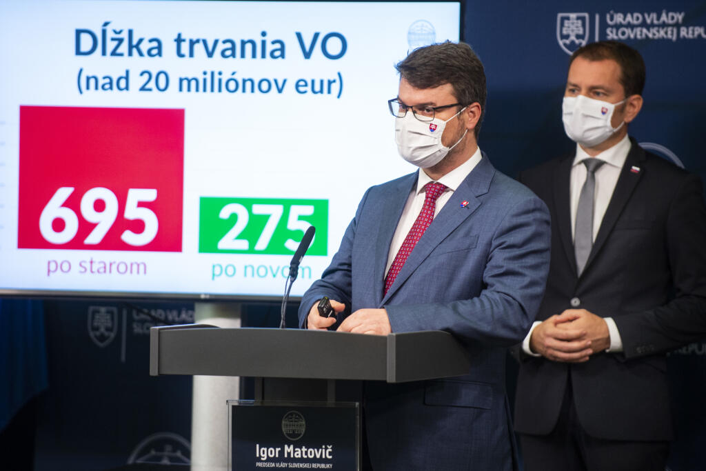 Podpredseda vlády Štefan Holý a predseda vlády Igor Matovič počas tlačovej konferencie na tému Efektívnejšie verejné obstarávanie.