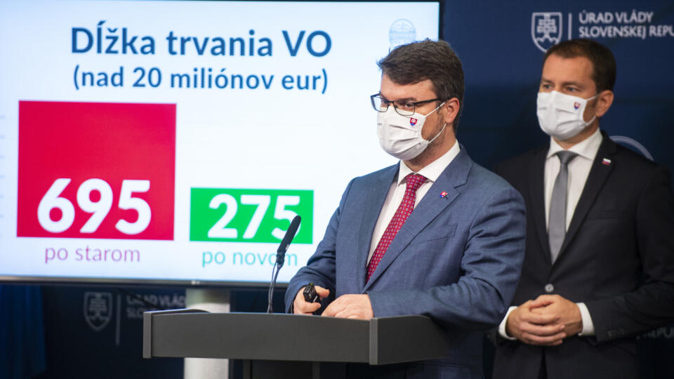 Na snímke zľava podpredseda vlády SR pre legislatívu a strategické plánovanie Štefan Holý a predseda vlády SR Igor Matovič počas tlačovej konferencie na tému – Efektívnejšie verejné obstarávanie 6. októbra 2020 v Bratislave. FOTO TASR – Jakub Kotian