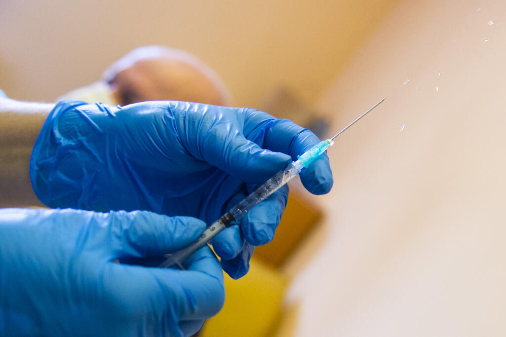 Na snímke očkovanie ruskou vakcínou Sputnik V proti ochoreniu Covid-19 na Poliklinike cudzokrajných chorôb v Bratislave 7. júna 2021