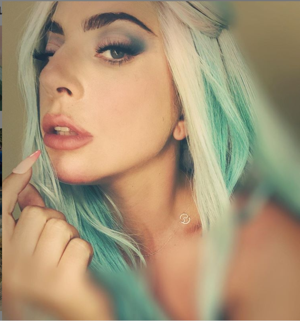 Lady Gaga farby vlasov strieda.