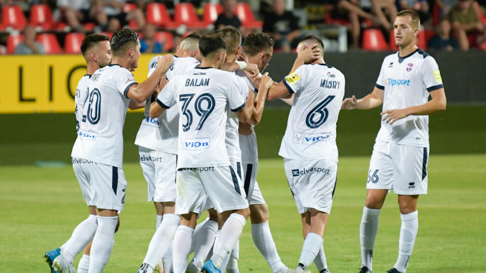 Na snímke radosť hráčov Zlatých Moraviec po góle v zápase 2. kola Fortuna ligy vo futbale medzi FC ViOn Zlaté Moravce - MFK Skalica 22. júla 2022 v Zlatých Moravciach. FOTO TASR - Henrich Mišovič