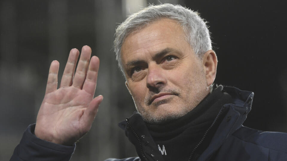 KK31 Londýn - Na archívnej snímke z 4. marca 2021 tréner Tottenhamu Jose Mourinho máva počas zápasu anglickej futbalovej Premier League proti Fulhamu v Londýne. Anglický futbalový klub Tottenham Hotspur v pondelok 19. apríla 2021 prepustil z postu hlavného trénera Joseho Mourinha. Informovala o tom televízia Sky News. FOTO TASR/AP
FILE - In this Thursday, March 4, 2021 file photo, Tottenham's manager Jose Mourinho waves during the English Premier League soccer match between Fulham v Tottenham H