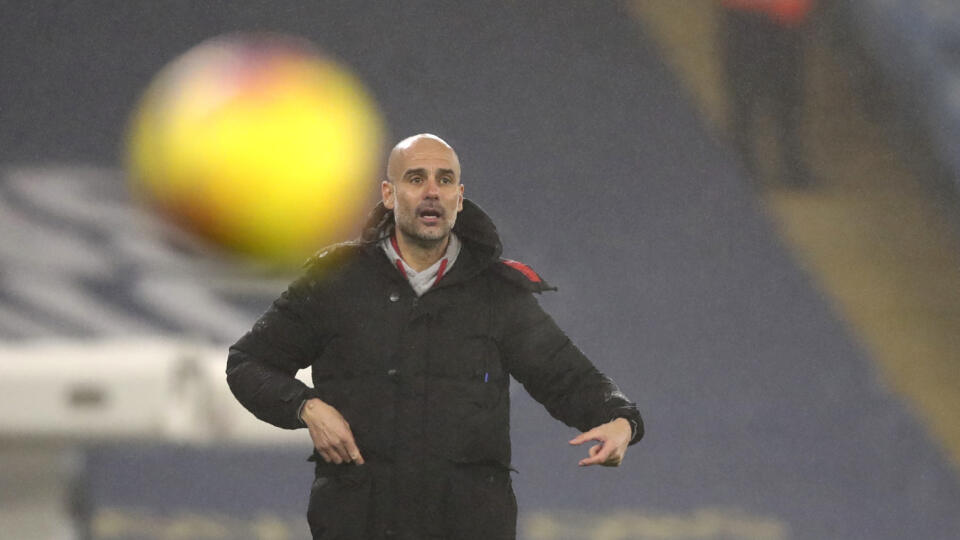 EBE 36 Manchester - Na snímke tréner City Pep Guardiola v dohrávanom zápase 16. kola anglickej Premier League vo futbale Manchester City - Brighton & Hove Albion FC v stredu 13. januára 2021. FOTO TASR/AP
Manchester City's head coach Pep Guardiola during the English Premier League soccer match between Manchester City and Brighton and Hove Albion at the Etihad Stadium in Manchester, England, Wednesday, Jan. 13, 2021. (Clive Brunskill /Pool via AP)