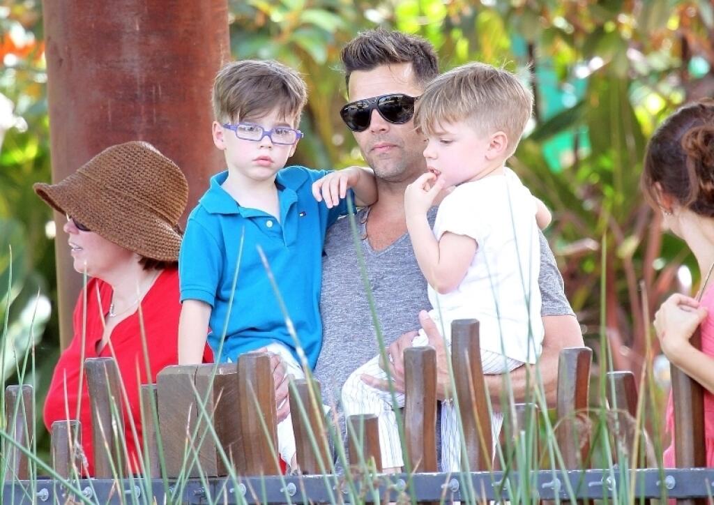 Ricky Martin je otcom dvojičiek Mattea a Valentina, ktorých mu vynosila náhradná matka.