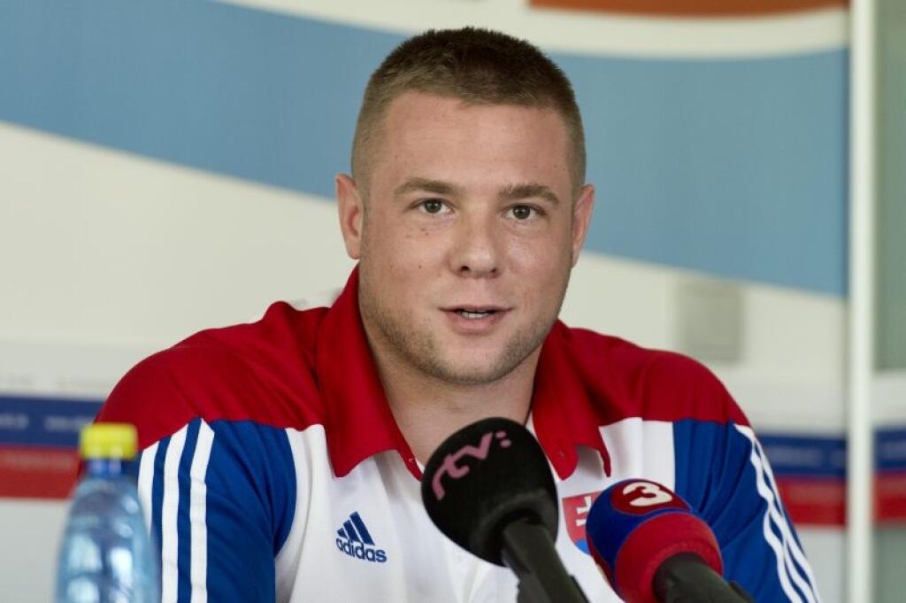 Na snímke kladivár Marcel Lomnický počas tlačovej konferencie slovenských atlétov pred odletom výpravy na 15. majstrovstvá sveta v Pekingu v Bratislave 16. augusta 2015. FOTO TASR - Pavel Neubauer
