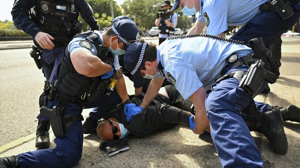 V Austrálii zatkli na protestoch proti lockdownom 250 ľudí