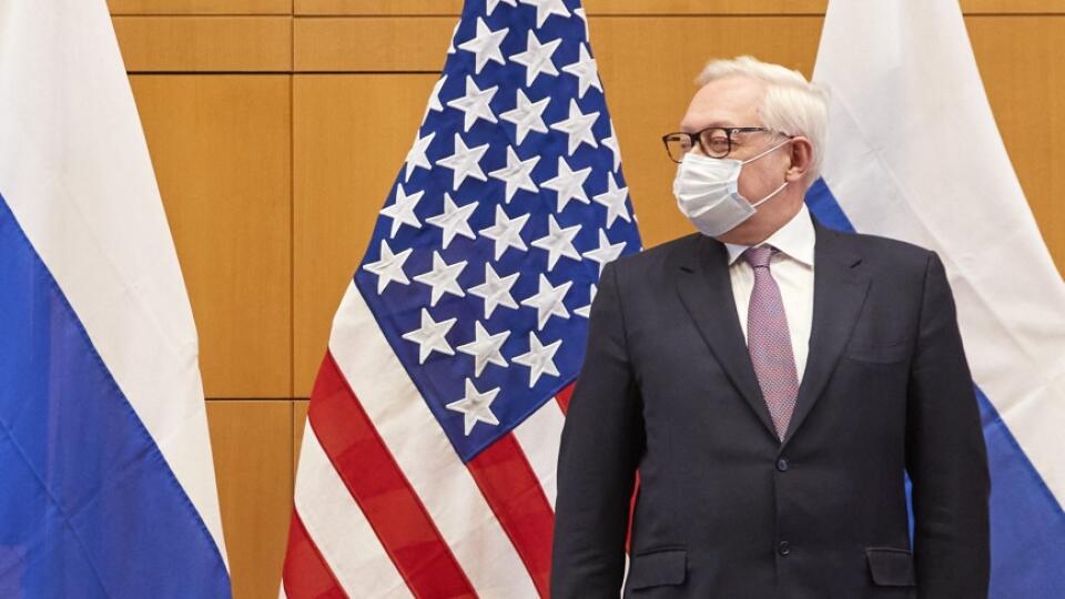 WA 15 Ženeva - Námestníčka ministra zahraničných vecí USA Wendy Shermanová (vľavo) a námestník ruského ministra zahraničných vecí Sergej Riabkov počas stretnutia na americkom veľvyslanectve v Ženeve v pondelok 10. januára 2022. FOTO TASR/AP
US Deputy Secretary of State Wendy Sherman, left, and Russian deputy foreign minister Sergei Ryabkov attend security talks at the United States Mission in Geneva, Switzerland, Monday, Jan. 10, 2022. (Denis Balibouse/Pool via AP)