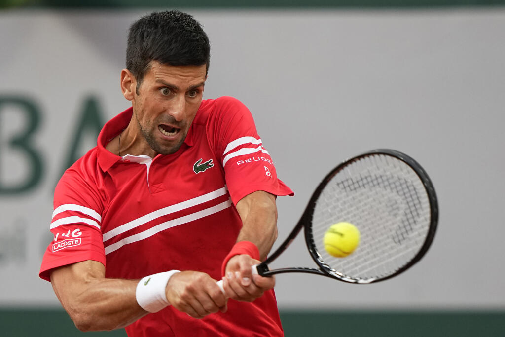 JB 32 Paríž - Srbský tenista Novak Djokovič odvracia loptičku Talianovi Matteovi Berrettinimu v štvrťfinále dvojhry na grandslamovom turnaji Roland Garros v Paríži 9. júna 2021. FOTO TASR/AP
Serbia's Novak Djokovic returns the ball to Italy's Matteo Berrettini during their quarterfinal match of the French Open tennis tournament at the Roland Garros stadium Wednesday, June 9, 2021 in Paris. (AP Photo/Michel Euler)