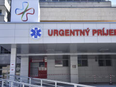 DRÁMA v NÚDCH: Návštevník nemocnice fyzicky napadol záchranára, zasahovať musela polícia!