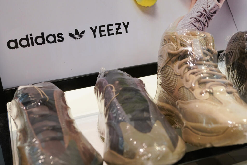 KK10 Paramus - Na snímke nápis s reklamou na topánky Yeezy od spoločnosti Adidas v obchode v americkom Paramuse 25. októbra 2022. Nemecký výrobca športového oblečenia Adidas v utorok oznámil, že ukončuje spoluprácu s americkým rapperom Kanyem Westom pre jeho antisemitské vyjadrenia. Spoločnosť označila za 