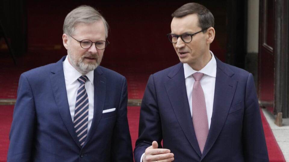 EBE 36 Varšava - Na snímke sprava poľský premiér Mateusz Morawiecki a český predseda vlády Petr Fiala počas stretnutia vo Varšave 29. apríla 2022. FOTO TASR/AP
Poland's Prime Minister Mateusz Morawiecki, right, greets his Czech counterpart Petr Fiala, left, in Warsaw, Poland, Friday, 29 April 2022 for talks on support for Ukraine, sanctions on Russia and Prague's upcoming 6-moths presidency in the European Union. (AP Photo/Czarek Sokolowski)