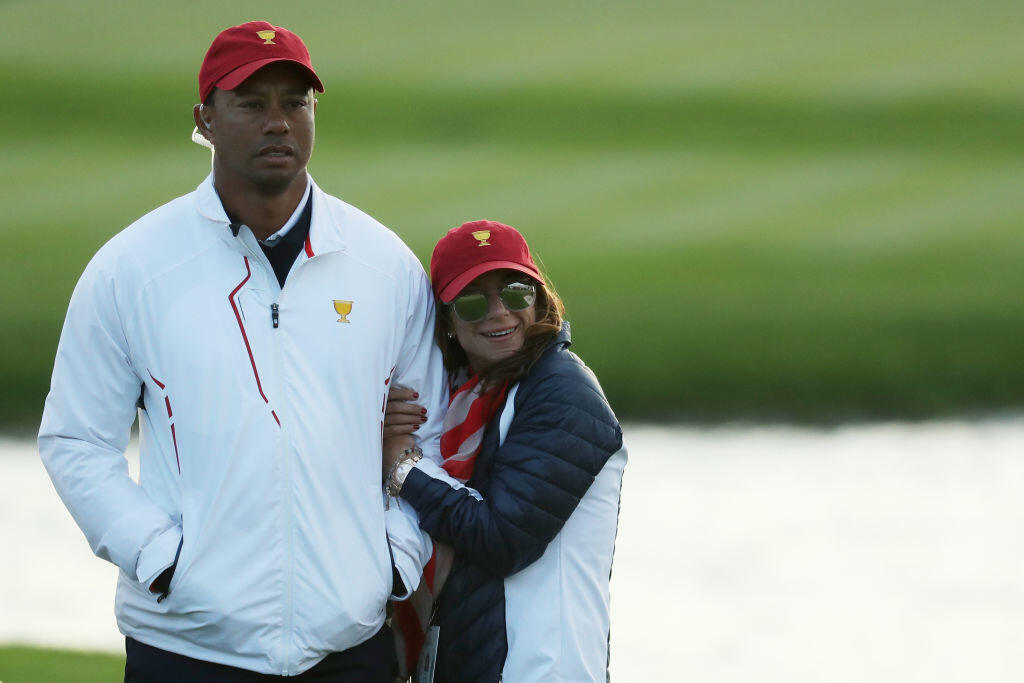 Tiger Woods - Erica Herman - Nie je žiadnym tajomstvom, že milostný život Tigera Woodsa bol ako horská dráha. Kým do roku 2010 bol v manželstve so Švédku Elin Nordegren, tak mal mileniek na každý prst niekoľko. Dnes seká dobrotu po boku Ericy Herman (34) už rok a pol. Erica ho sprevádza na každom turnaja, Pár sa prvykrát stretol pred desiatimi rokmi v jednej z Tigerovych reštaurácií, kde ona robila manželku. Ako sa objavila po Woodsovom boku, tak ju označovali slovom „zlatokopka“, teraz jej však